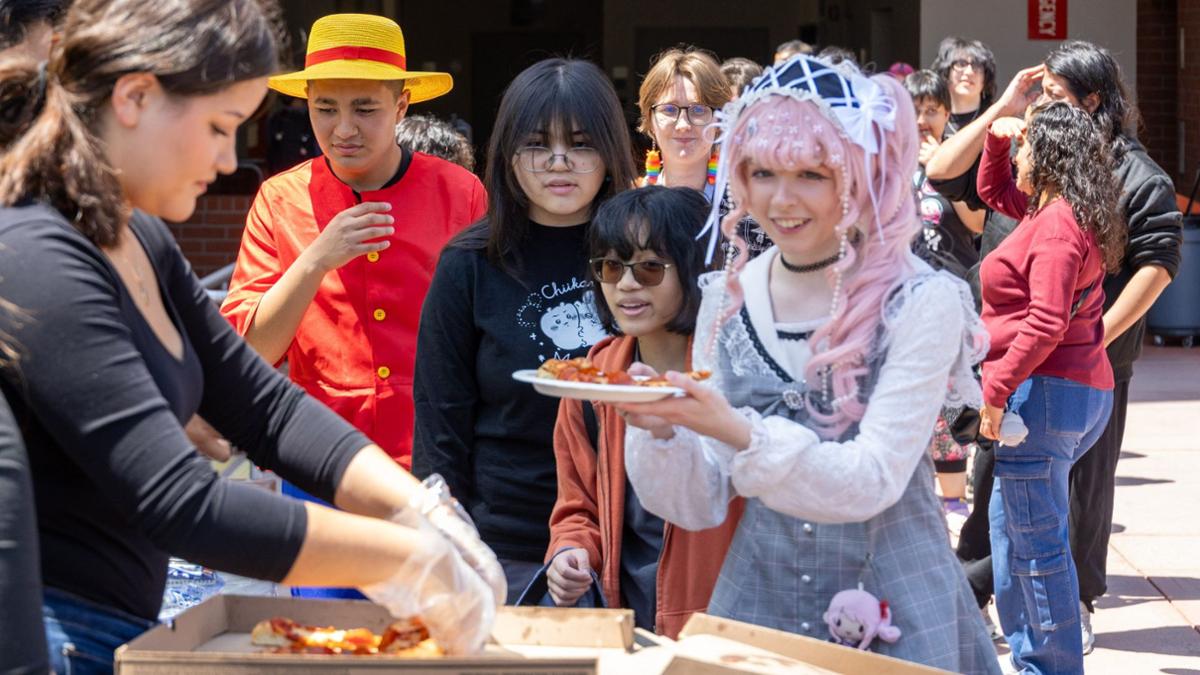students getting food at tigercon
